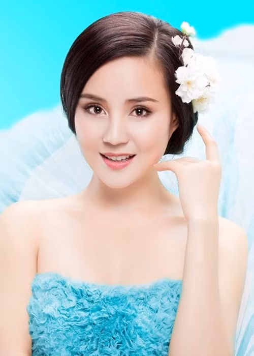 Bà Phương Hằng bức xúc dọa sẽ bóc phốt Vy Oanh. Nữ ca sĩ lập tức đáp trả rằng bà Hằng đang bịa đặt ra những điều không đúng về cô. Trước vợ ông Dũng "lò vôi", Vy Oanh từng lời qua tiếng lại với một số đồng nghiệp trên mạng xã hội.