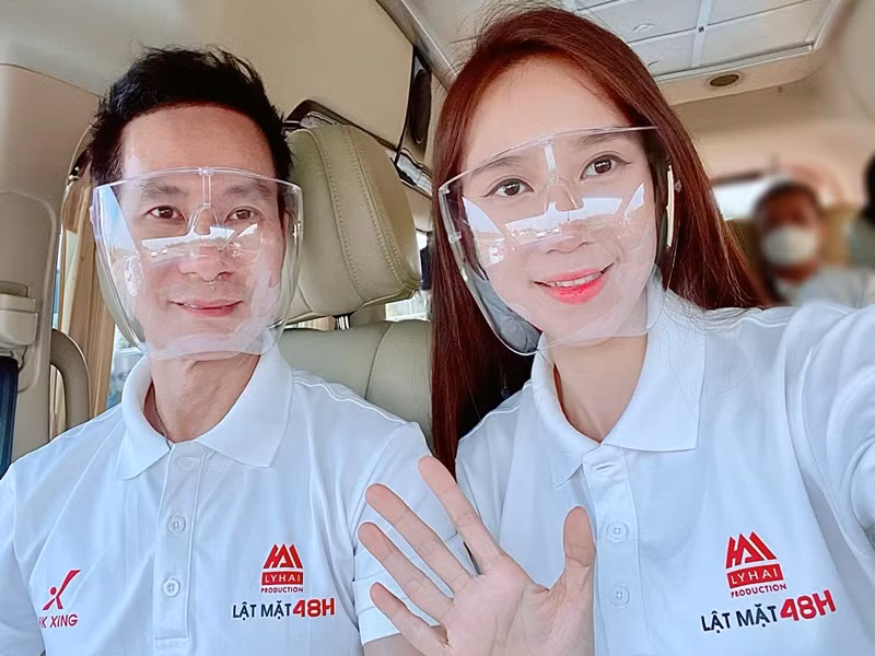 Lý Hải dời lịch cinetour phim “Lật mặt: 48h” ngày 30/4 và 1/5. “Thay cho lời xin lỗi, ê-kíp cũng chuẩn bị một ít quà kỷ niệm gửi đến các bạn tại các suất chiếu đã thông báo. Mong cả nhà thông cảm và hiểu tấm chân tình của mình nhé”, anh cho hay.