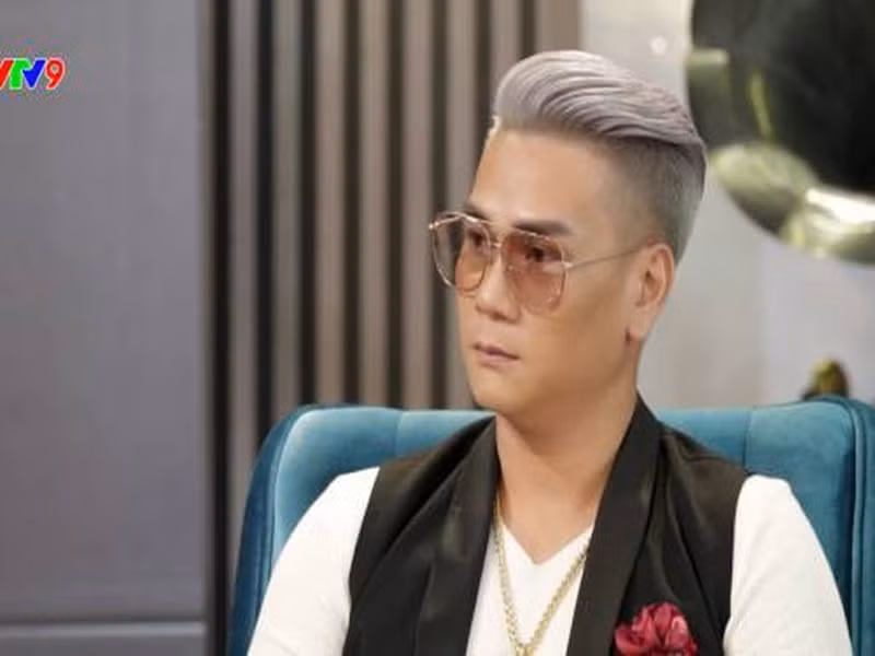 Theo VTV, do tuổi trẻ bồng bột, bị bạn bè xúi giục, Trịnh Tuấn Vỹ bị dính vào thuốc lắc, ma túy đá. Anh đánh mất đi lòng tin của cha, khiến mẹ buồn phiền mà qua đời. Từ đó, Tuấn Vỹ quyết tâm cai nghiện để làm lại cuộc đời. Ảnh: VTV