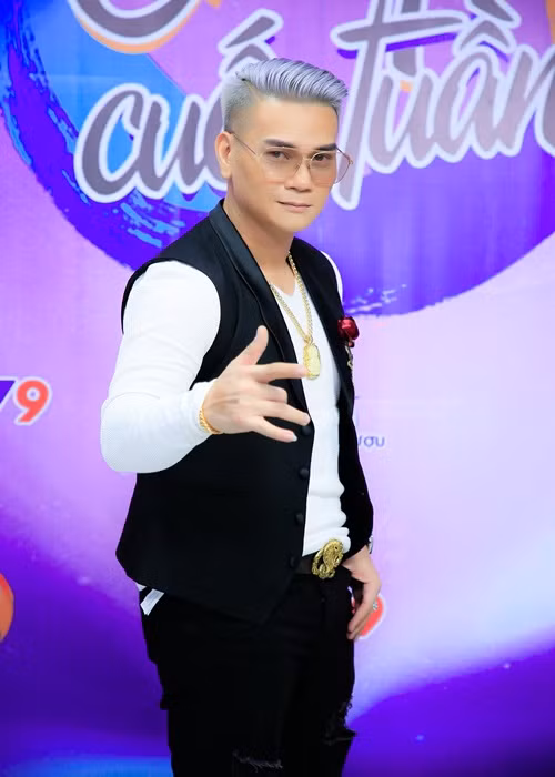 Trịnh Tuấn Vỹ đắt show ở miền Tây vào thời điểm ra mắt album “Trèo cao té đau”. Tuy nhiên, tên tuổi của anh dần mờ nhạt khi các sản phẩm sau này không gây được ấn tượng với khán giả. Ảnh: Petrotimes
