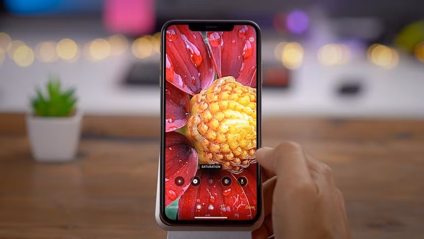 Tuy chỉ là ứng dụng mặc định của iOS, Apple Photos mang đến nhiều tùy chọn chỉnh sửa ảnh thông minh. Một trong số đó là Auto Enhance, phân tích và tự điều chỉnh thông số ảnh. Người dùng còn có thể kéo các thiết lập như độ phơi sáng, vùng sáng, tương phản... Ứng dụng cũng trang bị tính năng giảm nhiễu ảnh, tự cắt hoặc xoay ảnh bị méo. Ảnh: 9to5mac.