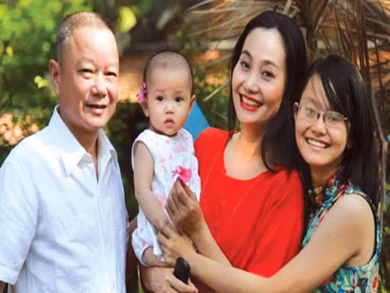 Khi chào đời, Thúy Anh bị điếc bẩm sinh. Tuy nhiên, nhờ tình yêu vô bờ bến của mẹ và nỗ lực của bản thân, Thúy Anh đã thoát khỏi việc bị điếc, phát triển bình thường. Ảnh: Người lao động