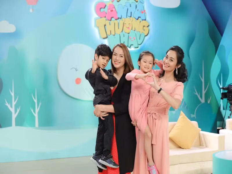 Hạnh Thúy cho biết, Đậu Rồng rất lém lỉnh. Cô nhóc thường hài hước ước ao mẹ mình già đến 100 tuổi để được ẵm mẹ, có lúc lại mong mẹ nhỏ lại như mình để có thêm bạn chơi. Đậu Rồng còn ví Hạnh Thúy là chiếc xe hơi, than vãn vì mẹ đi làm suốt ngày và bỏ bê mình ở nhà.