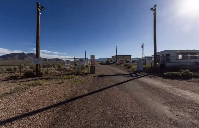 Khu vực 51 là căn cứ của Không quân Mỹ ở Nevada gắn liền với nhiều thuyết âm mưu từ những câu chuyện về người ngoài hành tinh cho tới các vụ thử vũ khí. Tuy nhiên, chính xác quân đội Mỹ đã làm gì ở sa mạc này đến nay vẫn là một bí ẩn.