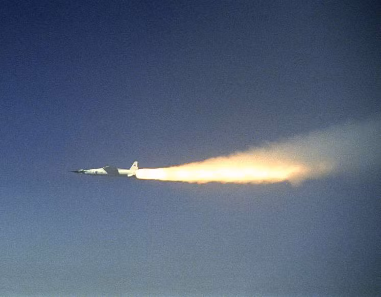X-43A: Máy bay không người lái trong giai đoạn thử nghiệm này nằm trong chương trình nghiên cứu của NASA đạt kỷ lục với tốc độ 9,6 Mach.