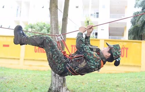 Bài thi đưa thương binh vượt sông đòi hỏi các y, bác sĩ phải có các kỹ năng đu dây như một nhà leo núi chuyên nghiệp, từ việc buộc các nút dây để tạo thanh dòng dọc cho đến việc đu người trên dây qua sông đòi hỏi nhanh, chính xác tuyệt đối.