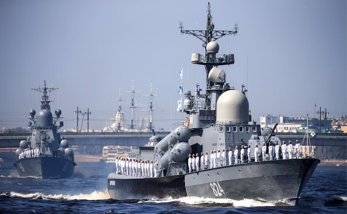 Còn tại Kronstadt, Hải quân Nga sẽ phô diễn sức mạnh của mình với 43 tàu chiến các loại, 41 máy bay cùng hơn 4.000 quân nhân thuộc các đơn vị hải quân đại diện cho các Hạm đội Baltic, Hạm đội Biển Bắc, Hạm đội Biển Đen và Hạm đội Thái Bình Dương. Ngoài ra tham gia duyệt binh còn có các máy bay của lực lượng Hàng không – Vũ trụ Nga. Nguồn ảnh: jamestown.org.