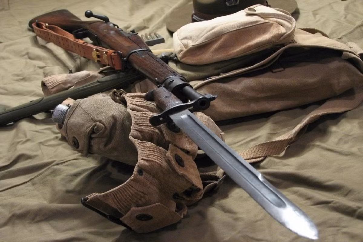 Giống như Mauser 98 hay Mosin Nagant, M1903 cũng có các biến thể giành cho nhiệm vụ bắn tỉa khi cuộc chiến tranh hầm hào ngày càng được mở rộng. Và để tăng độ chính xác cho M1903 người ta còn gắn cho nó một kính ngắm có phóng đại 2x.Nguồn ảnh: Wikipedia.