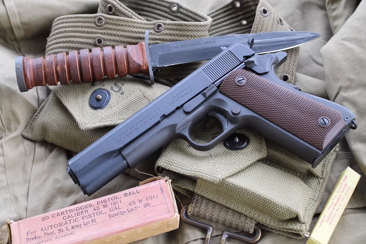 Sau Chiến tranh, M1911 được Quân đội Mỹ sử dụng cho đến năm 1985 và xuất hiện hầu hết trong các cuộc xung đột vũ trang xảy ra trên thế giới từ đầu thế kỷ 20 cho đến nay. Nguồn ảnh: Wikipedia.