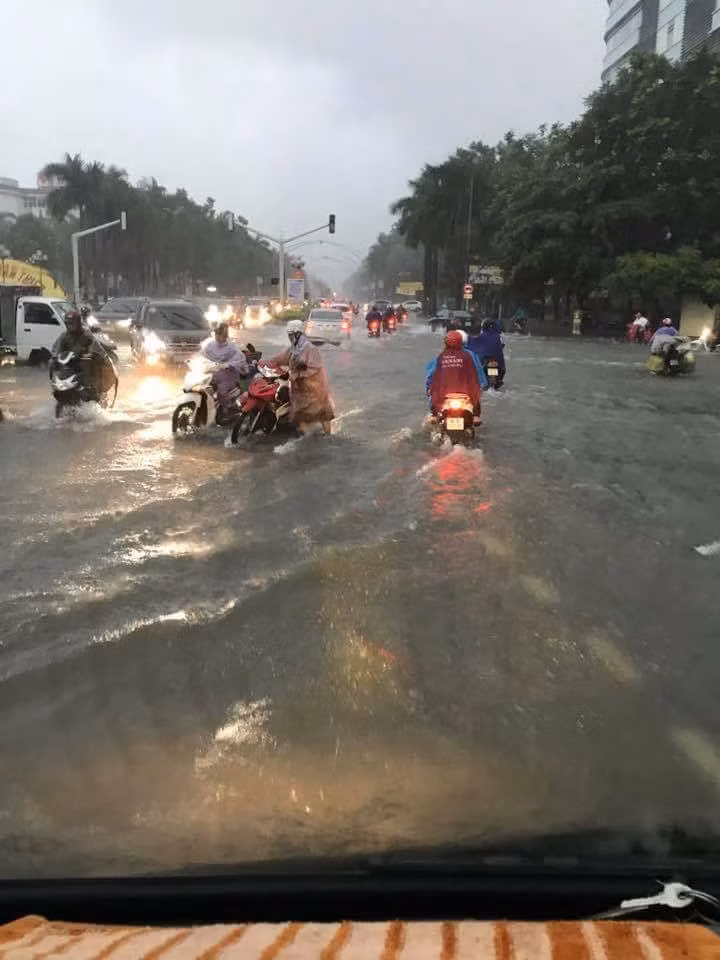 Mưa to tới mức nhiều con đường lớn ngập sâu trong biển nước, giao thông đình trệ. Nguồn ảnh: FB Thanh Hóa