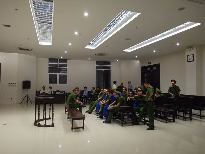 Nhung hinh anh dau tien phien phuc tham Nguyen Van Tinh