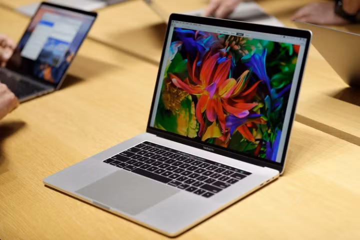 Thắng Oscar, đạo diễn "Thor: Ragnarok" chỉ trích thậm tệ bàn phím MacBook Pro - Hình 2 Thang Oscar, dao dien