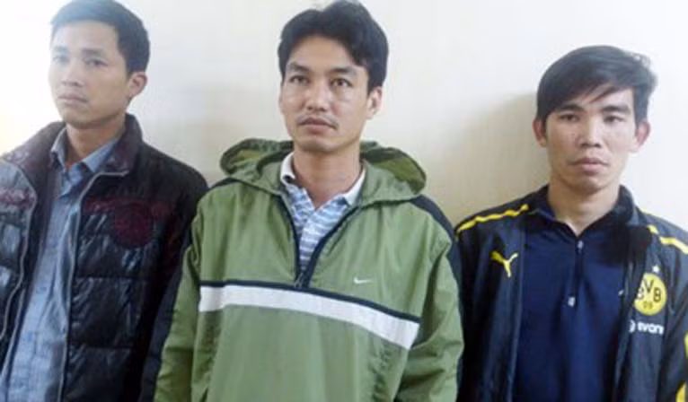 Bat khan cap ba doi tuong can tro xe cuu thuong