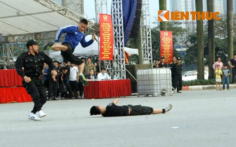Man nhan CSCD Ha Noi bieu dien vo thuat bao ve IPU