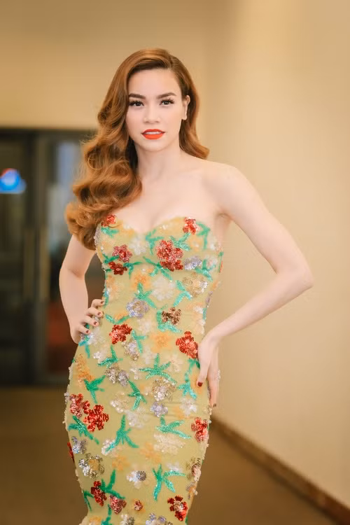 Hồ Ngọc Hà xinh đẹp và vô cùng gợi cảm trong hậu trường đêm nhạc. Cô song cùng Thu Minh ca khúc Sợ - một sáng tác hoàn toàn mới của nhạc sĩ Châu Đăng Khoa.