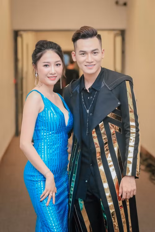 Học trò Ali Hoàng Dương của Thu Minh bảnh bao, lịch lãm trong hậu trường.