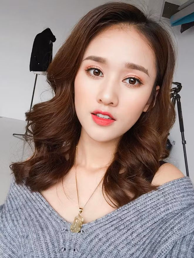 Nào là 'hot girl bánh tráng trộn' lên báo Hàn, rồi một cô chủ spa dạo nọ khiến cư dân mạng Trung Quốc xôn xao vì quá xinh... Hay mới đây nhất chính là một nữ sinh Việt được nhiều trang báo Trung Quốc truy lùng và ưu ái dành tặng biệt danh 'Trần Kiều Ân của Việt Nam'. (Trần Kiều Ân là nữ diễn viên, ca sĩ, người mẫu nổi tiếng ở Đài Loan, Trung Quốc).