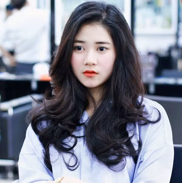 Nữ sinh đến từ Đắk Lắk - Phạm Thảo được biết đến với gương mặt bầu bĩnh, dễ thương, có nhiều nét giống nữ thần Kim Yoo Jung của Hàn Quốc. Cô cũng là một 99er chuẩn bị bước vào kỳ thi tốt nghiệp THPT sắp tới.