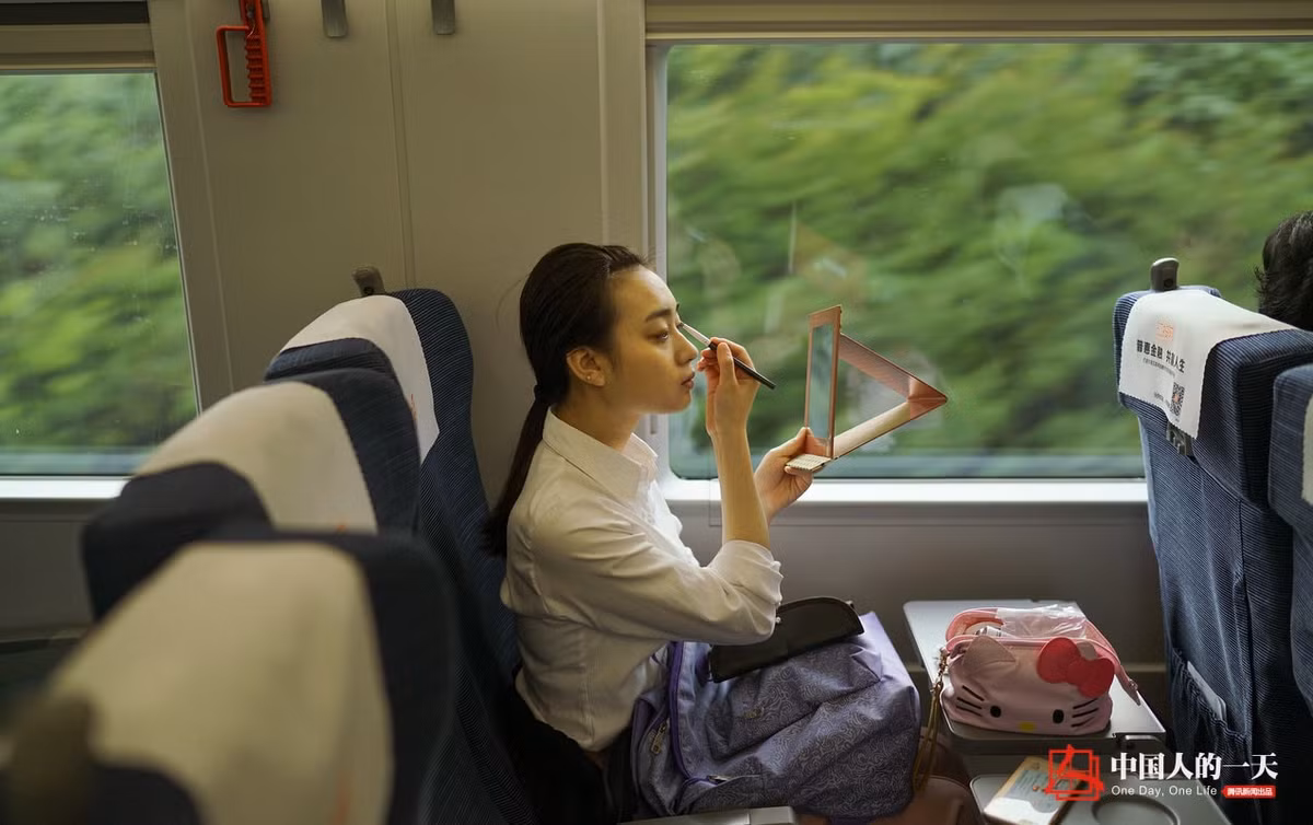Hiểu Manh là một sinh viên năm cuối, cô đang tranh thủ makeup trước khi đến buổi phỏng vấn của hãng hàng không China Southern Airlines.