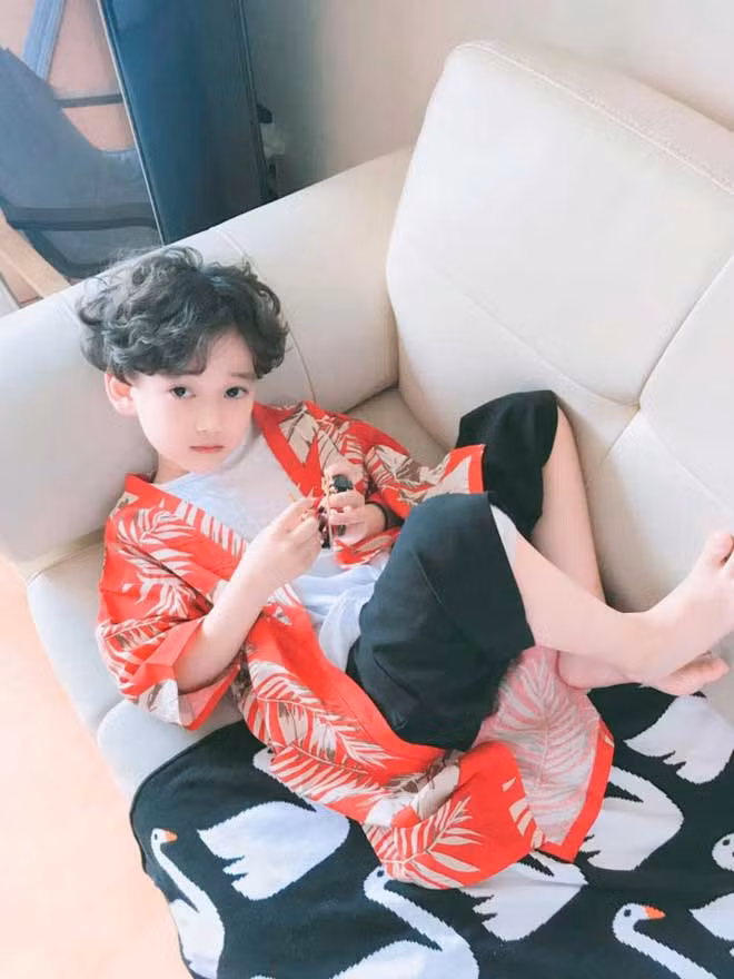 Clip nhanh chóng nhận được hàng chục nghìn lượt xem và chia sẻ sau thời gian ngắn đăng tải. Không chỉ vậy, không ít người còn đặt cho bé trai biệt danh 'Park Ji Hoon phiên bản nhí' (thực tập sinh của show truyền hình tại Hàn Quốc - Produce 101 mùa 2) nhờ động tác 'lưu bạn vào tim' quen thuộc.