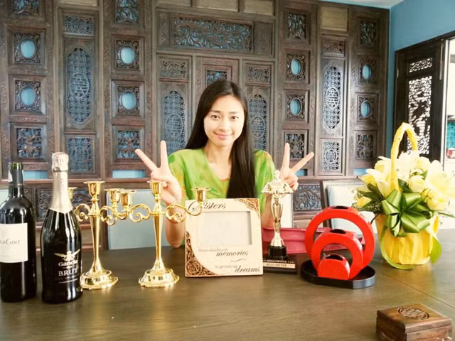 Ngô Thanh Vân xinh đẹp tạo dáng bên những món quà được đồng nghiệp tặng.