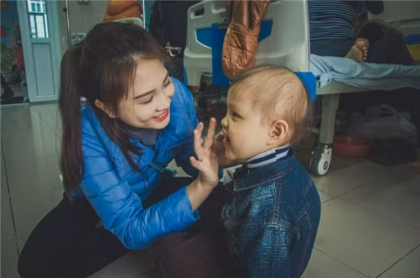 - Nói như vậy, bạn vẫn tham gia các hoạt động thiện nguyện thường xuyên? - Đúng vậy, ngoài giờ học, mình vẫn thường xuyên tham gia các chương trình từ thiện. Không có thời gian đi xa nên mình cùng nhóm bạn tới các bệnh viện để phát cơm cho những bệnh nhân gặp khó khăn nơi đây. Ngoài ra, khi thu xếp được thời gian, mình cũng hay tới những nơi còn gặp nhiều khó khăn như Sa Pa, Thanh Hóa để giúp đỡ những hộ dân nghèo. Mình cùng nhóm bạn ủng hộ quần áo, sách vở cũ, cũng có khi là một ít tiền mặt mà nhóm quyên góp được.