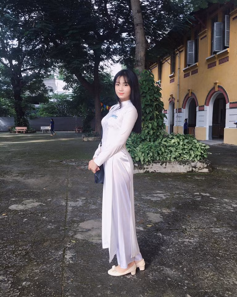 Nữ sinh Việt Nam luôn mang một vẻ đẹp trong sáng cùng những nét duyên dáng rất đặc trưng. Đã có không ít nữ sinh trẻ tuổi nhờ ngoại hình nổi bật đã trở thành các hot girl, những người mẫu tài năng sau khi được cư dân mạng phát hiện thông qua những bức ảnh đẹp. Mới đây, một nữ sinh 10X có vóc dáng yêu kiều, khuôn mặt xinh tươi thánh thiện, mặc trên mình bộ áo dài trắng đã "đốn tim" hàng loạt bạn trẻ, cư dân mạng gần xa. Ảnh trong bài: Facebook nhân vật.