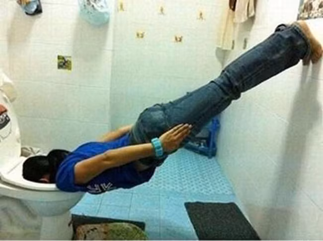 Mình đang tập trồng cây chuối.