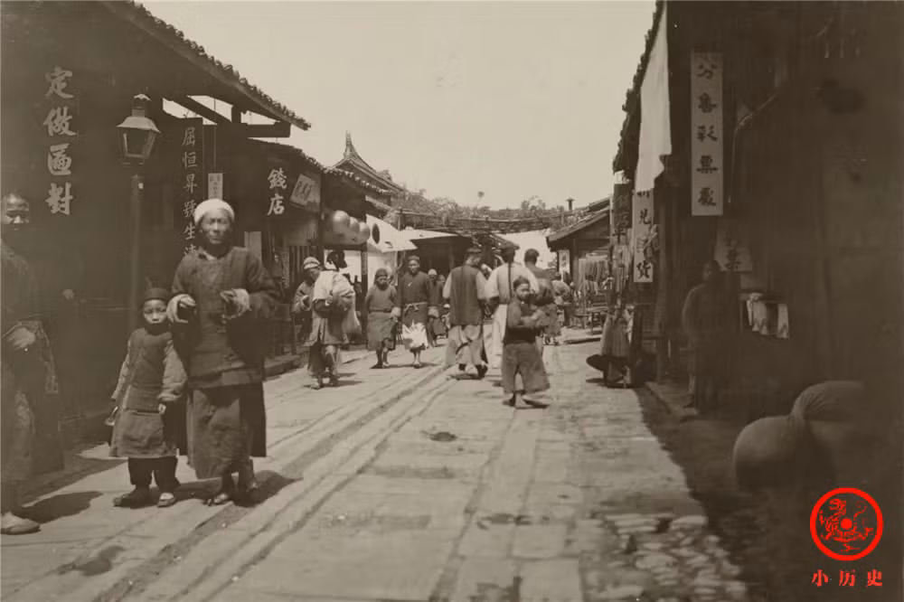 Người dân đi lại trên đường phố Thành Đô.