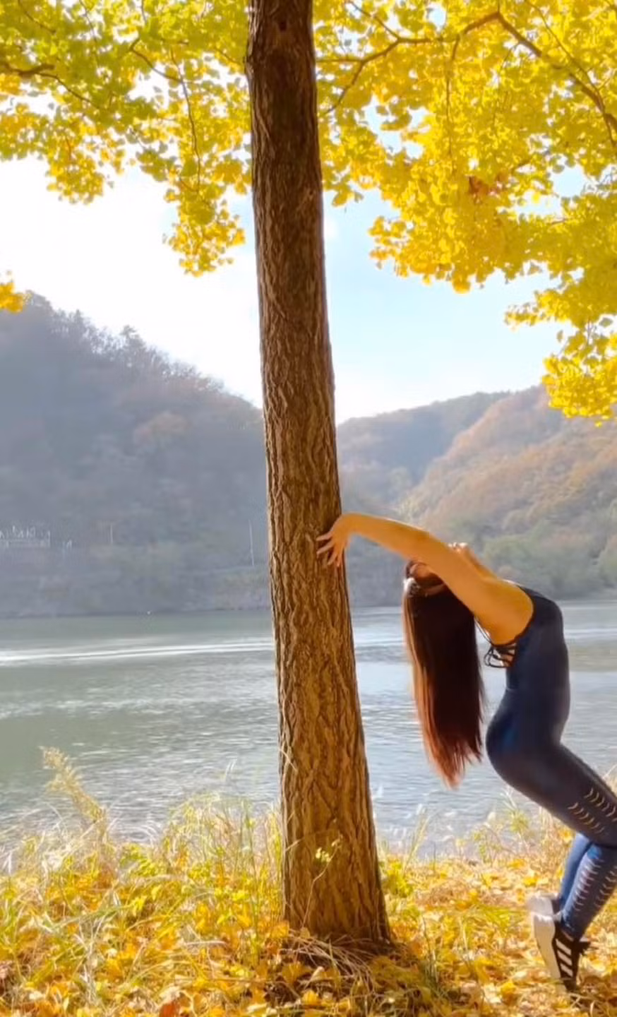 Điều này càng khiến dân mạng thêm bức xúc bởi cách truyền tải không đúng làm xấu đi hình ảnh của bộ môn yoga, đồng thời cũng ảnh hưởng đến hình ảnh địa điểm du lịch.