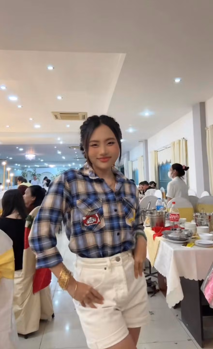 Theo đó, Phương Mỹ Chi đã chuẩn bị vô cùng chi tiết cho màn sắm vai cầu kỳ để trở thành một "girl phố" chính hiệu. Cô nàng khoác lên mình bộ cánh gồm áo sơ mi kẻ sọc Evisu, sơ vin trong chiếc quần jean trắng đậm chất "công tử", kết hợp cùng vòng tay đá cẩm thạch.