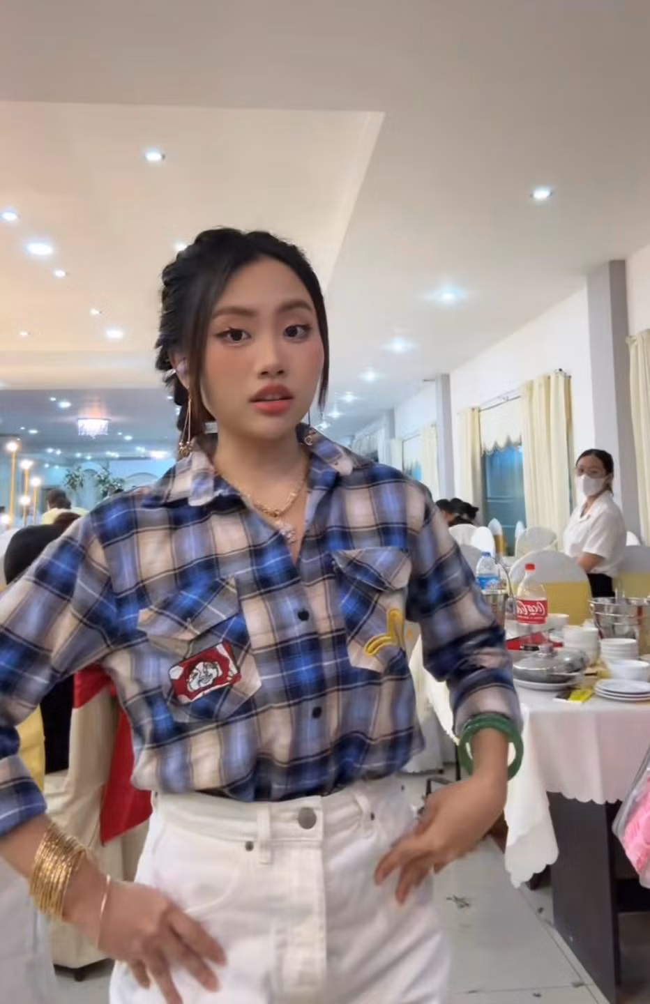 Mới đây trên trang cá nhân, Phương Mỹ Chi khiến netizen không khỏi cười bò với tạo hình khi đi ăn cưới của mình. Đoạn video ngay lập tức thu hút hơn 2 triệu lượt xem.