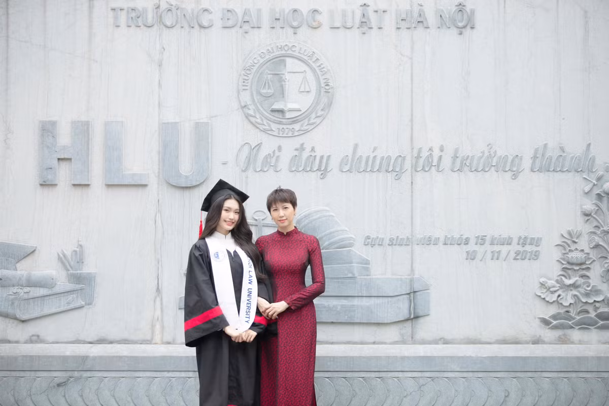 Ngày chụp ảnh kỷ yếu, Hải My hạnh phúc chia sẻ niềm vui cùng bố mẹ và Văn Hậu.