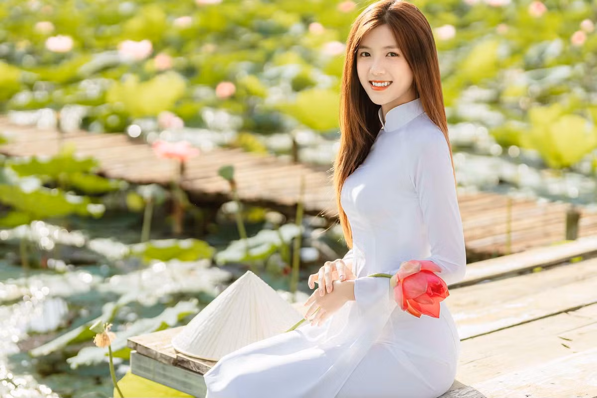 Ngay lập tức danh tính của "nàng thơ" này khiến nhiều người vô cùng tò mò. Nữ chính trong đoạn video nói trên là Đoàn Huệ Vui, sinh năm 1998, hiện đang kinh doanh tiệm váy cưới ở Đà Lạt.
