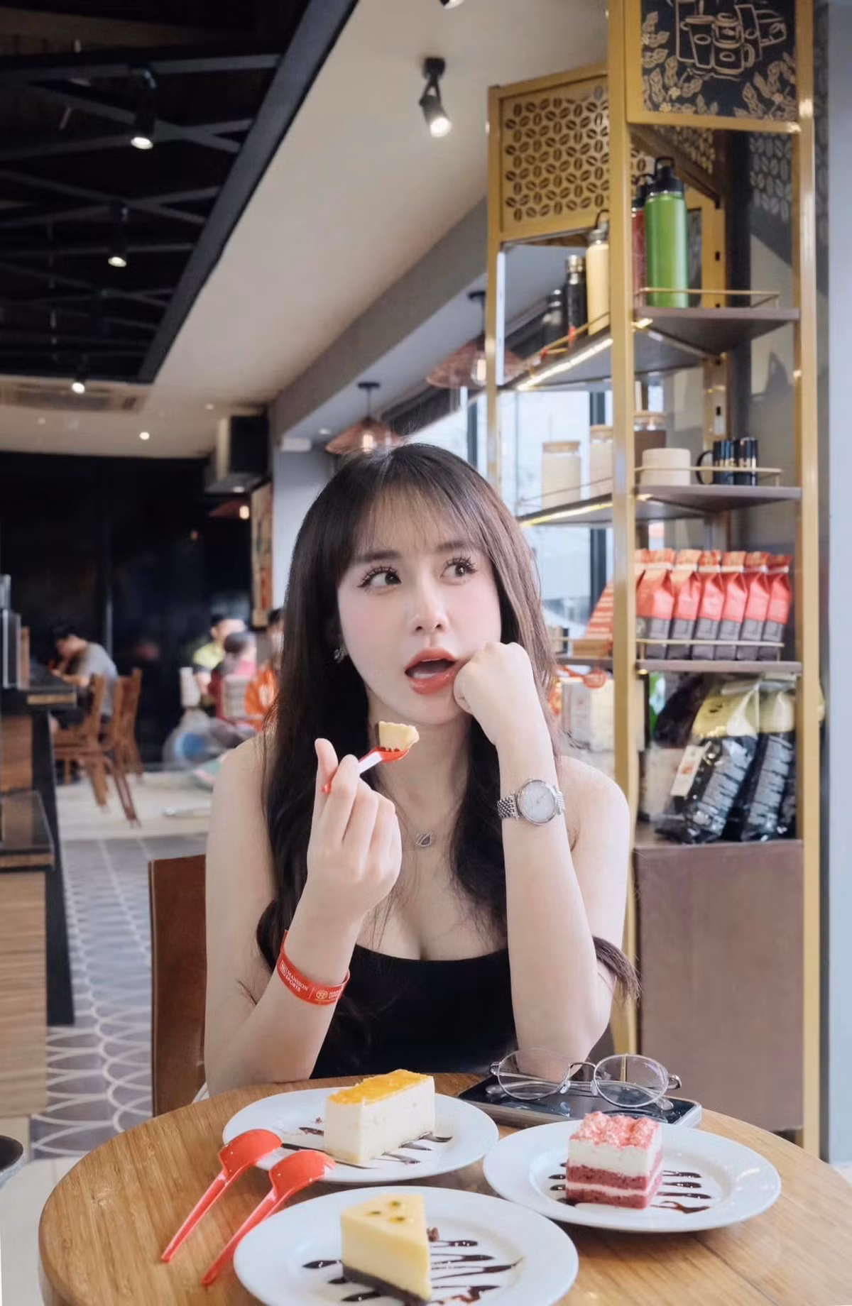 Nhờ sở hữu khuôn mặt xinh đẹp, thân hình nóng bỏng và gu thời trang sành điệu nên mỹ nhân 23 tuổi luôn thu hút mọi ánh nhìn. (Ảnh: FBNV)