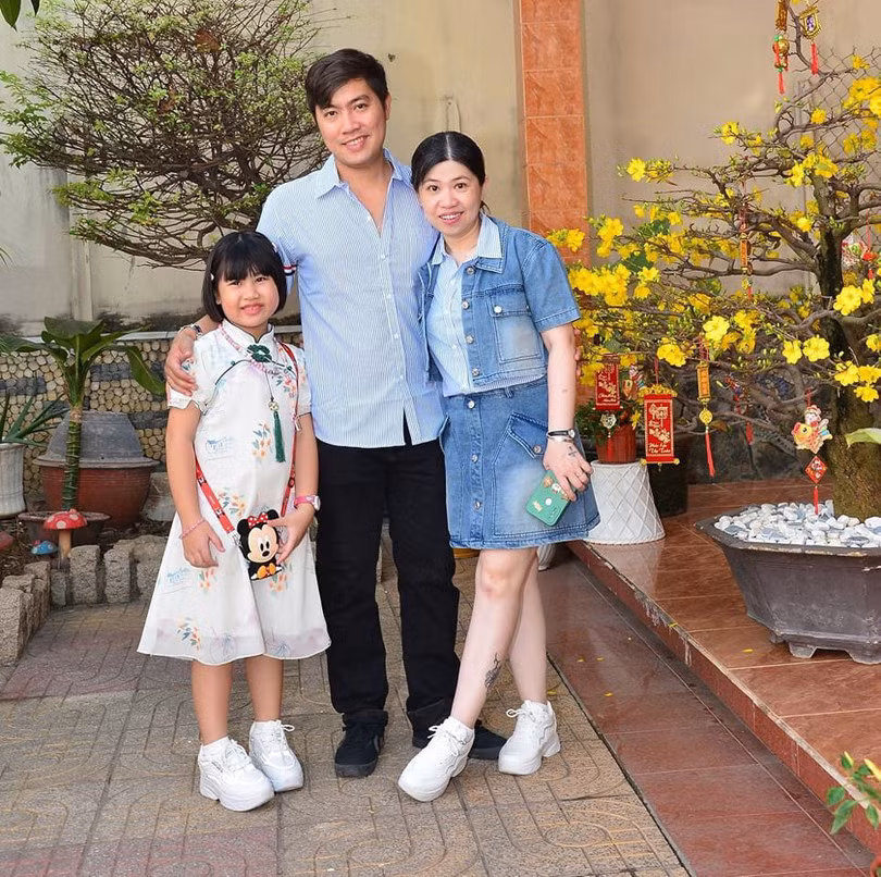 Đến thời điểm hiện tại, sau gần 10 năm chung sống, Như Ý đã có thể nở nụ cười hạnh phúc viên mãn khi chồng rất yêu vợ và một cô con gái đầu lòng ngoan ngoãn, đáng yêu.