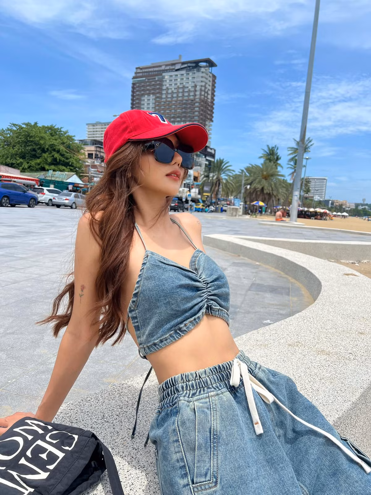 Không ít lần, cô nàng đăng tải loạt ảnh bikini nóng bỏng, hay những thiết kế có phần cắt xẻ táo bạo, khoe trọn vóc dáng lôi cuốn.