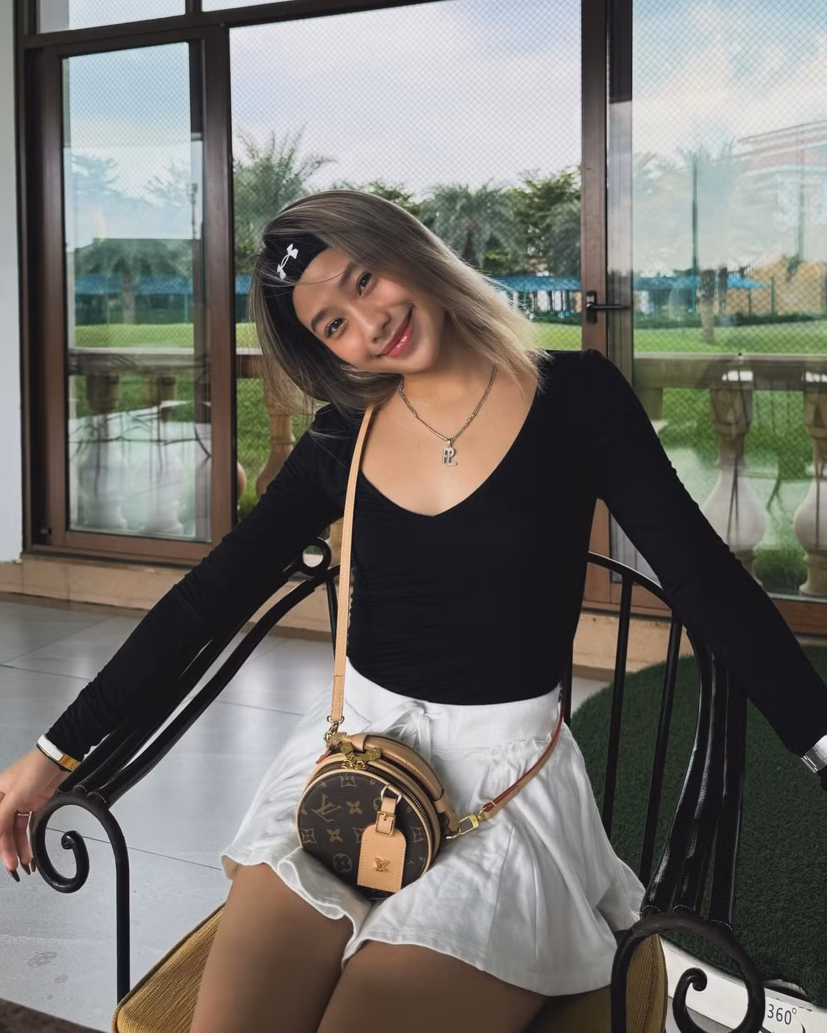 Tuy nhiên sau đó, cô nàng liên tục vướng vào loạt drama về sống ảo, phông bạt, tranh vẽ nhạy cảm liên quan đến chính trị.