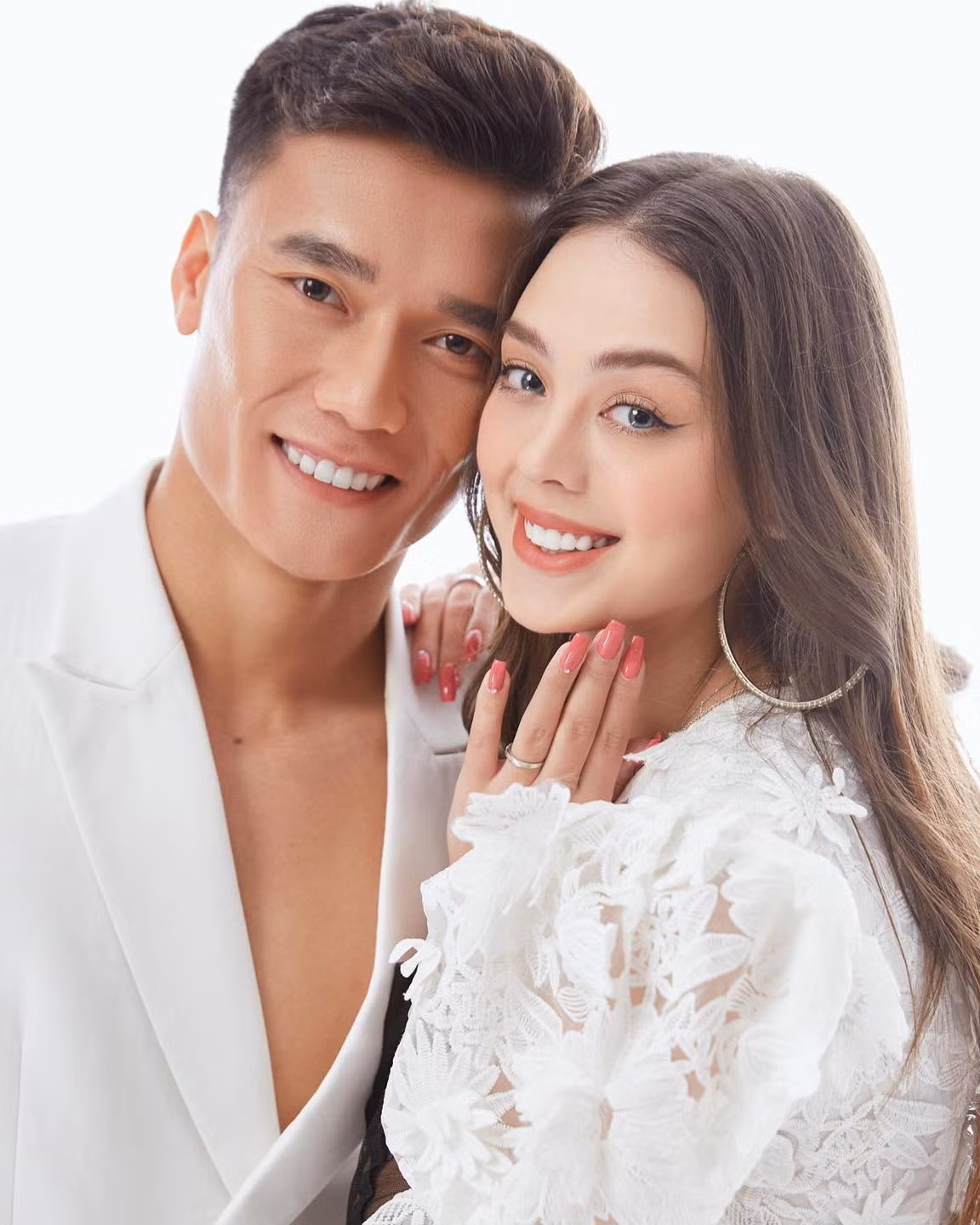 Sau khi sinh, bà xã của Bùi Tiến Dũng nhanh chóng lấy lại vóc dáng thon thả và góp mặt tại nhiều show diễn thời trang đình đám.