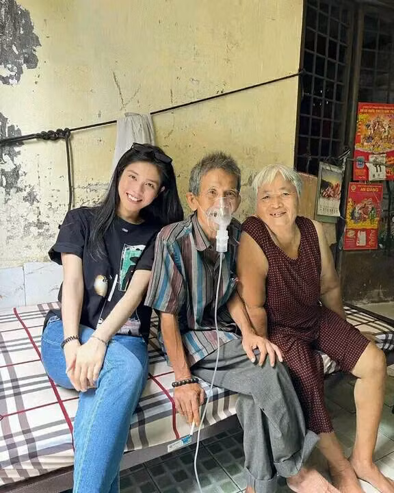 Được biết, trước khi bị bắt giữ vì liên quan đến ma tuý, Nguyễn Đỗ Trúc Phương được biết đến với danh xưng "cô tiên từ thiện" hay "cô tiên của người nghèo" khi là người sáng lập, điều hành quỹ từ thiện, giúp đỡ nhiều mảnh đời khó khăn trong cả nước. (Ảnh: Facebook)