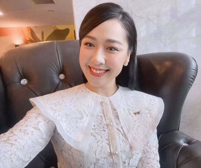 MC Phạm Ngọc Hà My từng là cái tên gây chú ý khi "cầm trịch" những chương trình về kinh tế tài chính của VTV24. Cô nàng gây ấn tượng với khán giả truyền hình nhờ ngoại hình xinh đẹp, nụ cười tươi, giọng nói truyền cảm và đặc biệt là sự thông minh, có kiến thức về tài chính.