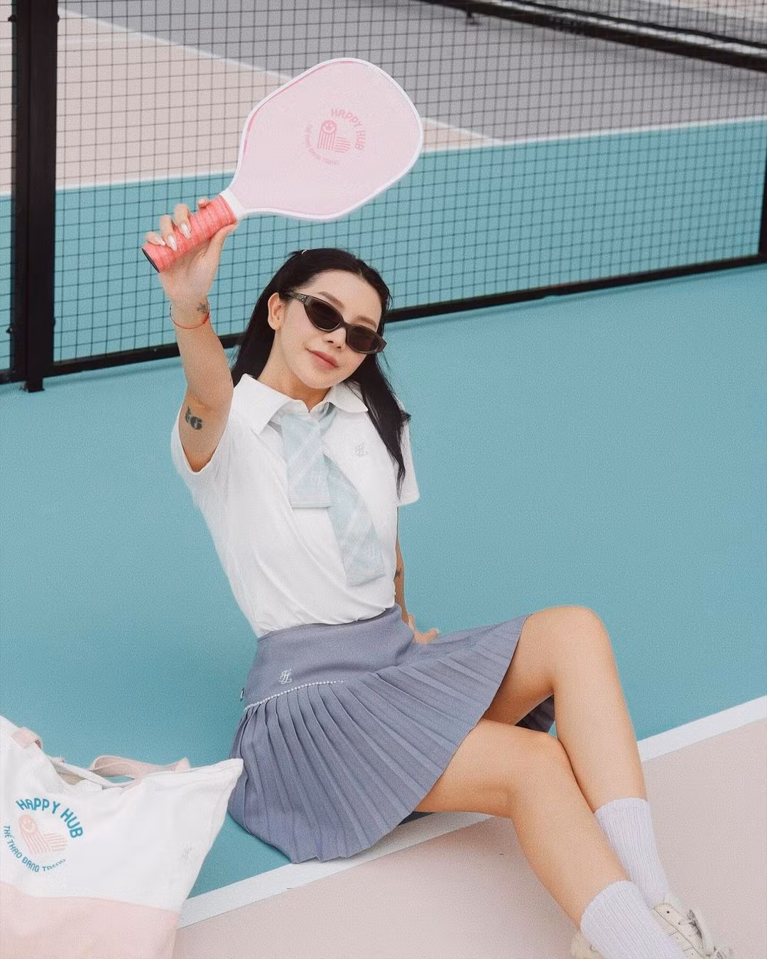 Hạt Mít (tên thật: Nguyễn Thu Hiền, sinh năm 1990, Hà Nội), cô nàng hiện là chủ 15 sân pickleball ở TP HCM. Cô nàng đang vận hành 2 cụm sân ở TP.HCM, một cụm 6 sân và một cụm 9 sân mang tên Happy Hub.