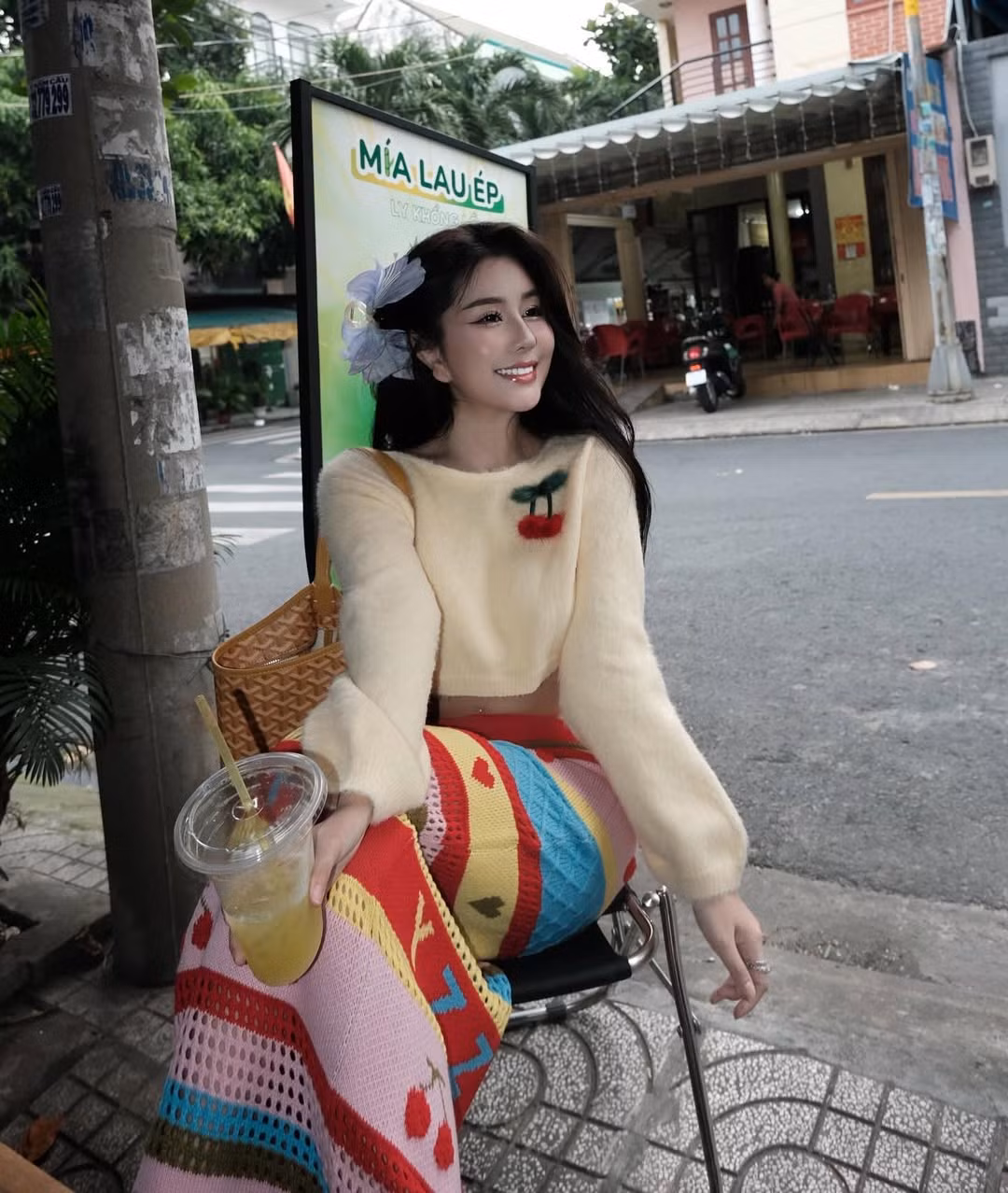 Trong loạt ảnh mới, Ngọc Trân diện set đồ len với áo croptop cùng chân váy dài ôm sát, khoe vòng eo nhỏ xíu với cơ bụng cực phẩm.