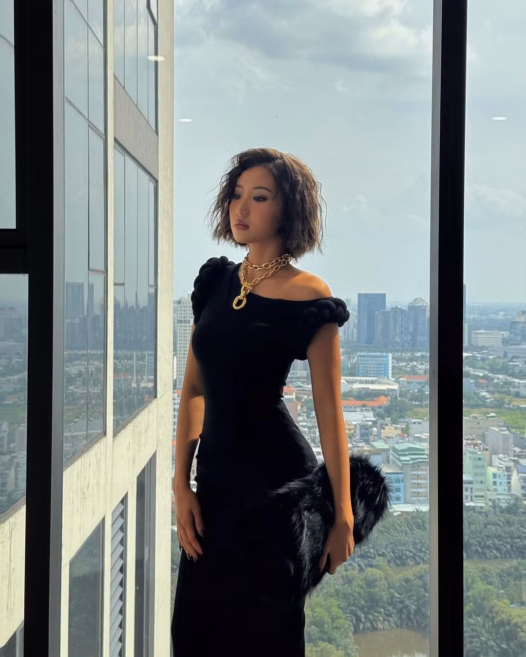 Huyền 2K4 khiến dân mạng khó có thể rời mắt với visual cực cool và slay trong mái tóc bob ngắn cùng layout makeup tông hồng nude trông khá Tây.