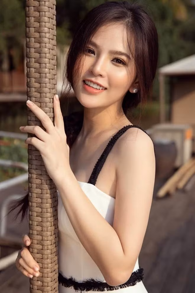 Cô nàng phải ở ẩn suốt một thời gian dài. Thậm chí đến hiện tại người đẹp vẫn phải khóa bảo vệ hoặc để riêng tư trang cá nhân trên tất cả các nền tảng.