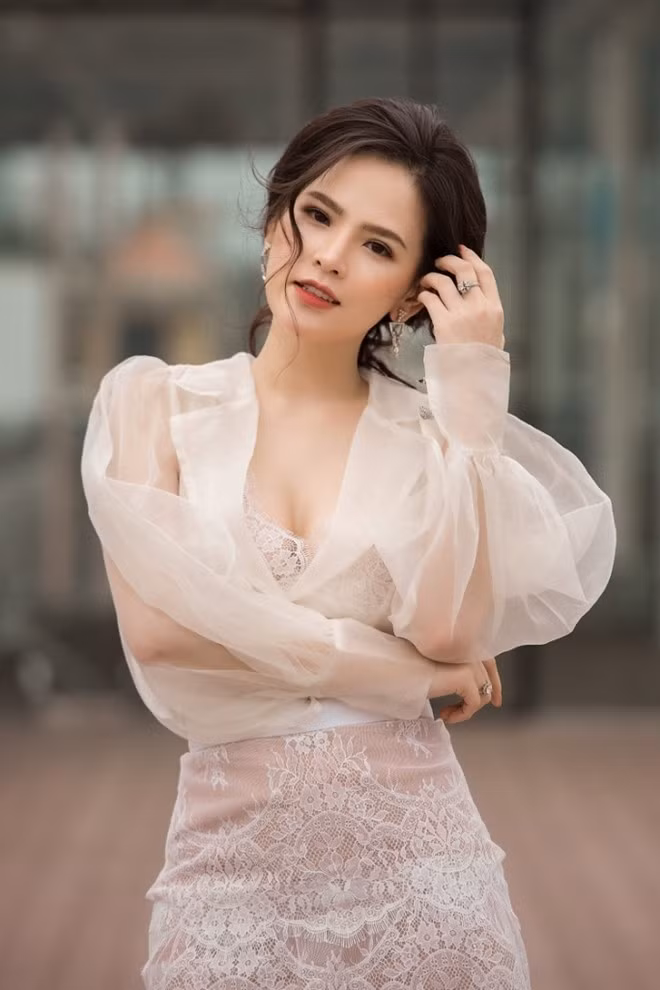 Từ một người đẹp được đánh giá cao về nhan sắc, Huyền Trang hiện tại hạn chế tham gia các hoạt động nghệ thuật. Trong một số hình ảnh ít ỏi được đăng tải, cô nàng vẫn có cuộc sống sang chảnh với nhà đẹp, xe sang.