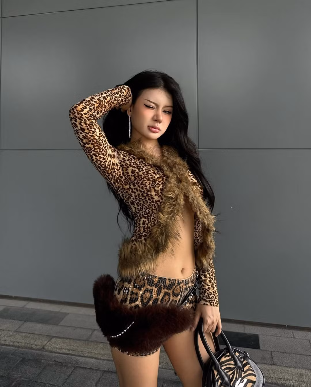 Xuân Ca là cái tên Tiktoker đình đám với những clip nhảy theo beat có hàng triệu view. Thậm chí nhiều người còn gọi cô nàng là hệ tư tưởng.