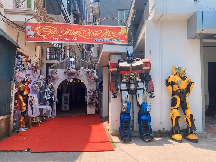 Một đám cưới khách vơi sự xuất hiện của Optimus với Bumble Bee cũng từng làm dậy sóng mạng xã hội.