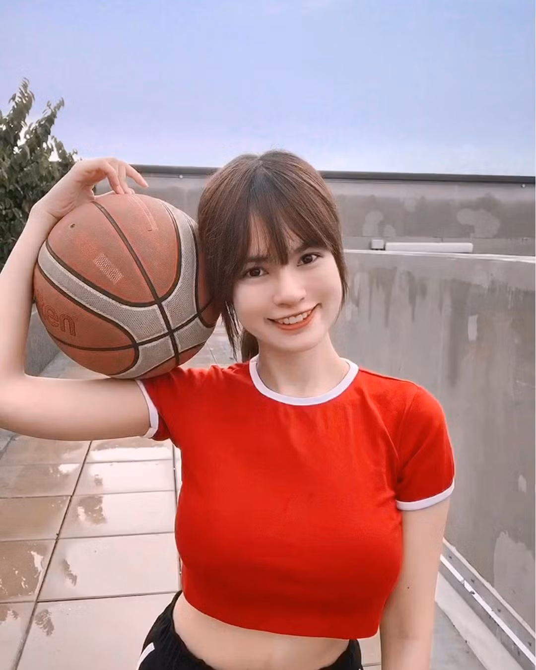 Cheri Lowitz là hot girl quen mặt dân mạng Malaysia và một số nước châu Á nhờ vẻ ngoài xinh đẹp cùng vóc dáng quyến rũ. Cô nàng được fan ưu ái gọi với danh xưng "nữ thần bóng rổ".