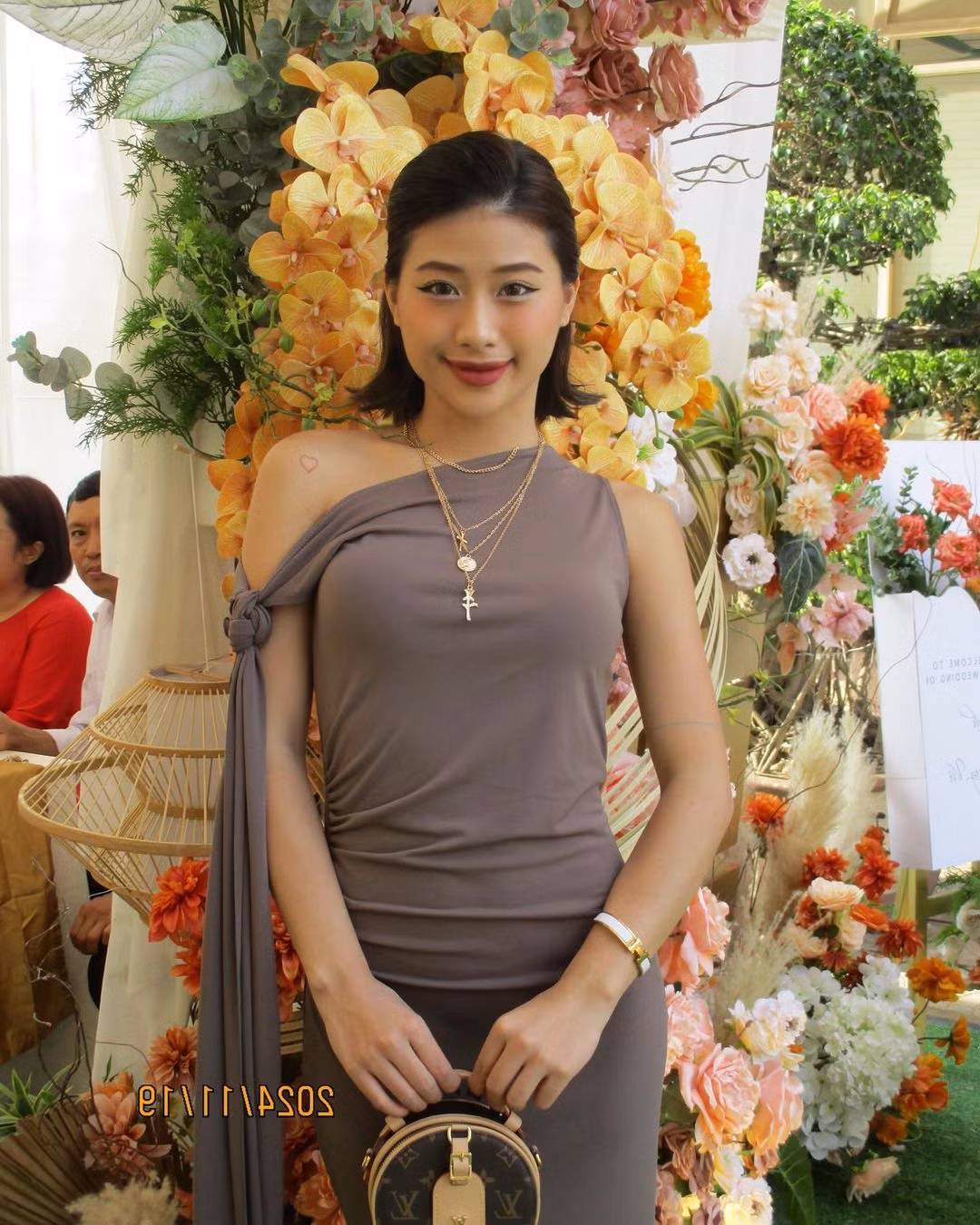 Xuất hiện trong lễ cưới của người thân, Louis Phạm và bạn trai Việt kiều chọn những bộ đồ "tone sur tone".